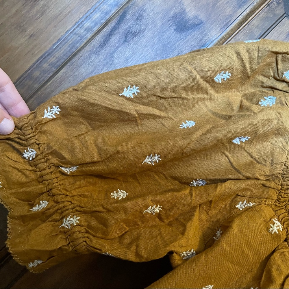 *New* Old Navy Embroidered Top Size S - Picture 2 of 5